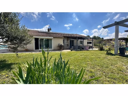 chabeuil  dans un hameau  villa avec piscine