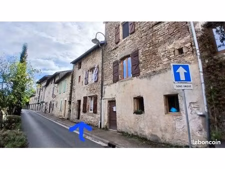 une belle maison ancienne en pierre avec jardinet à pied de cordes sur ciel