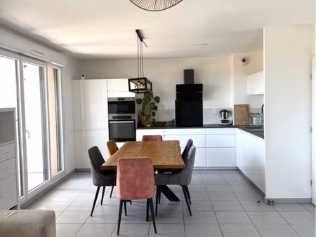 t4 meublé 86 m² – climatisé – suite parentale – parking – tram à pied