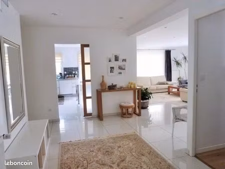 salon/salle à manger (33m²) donnant sur terrasse couverte/jardin exposés sud