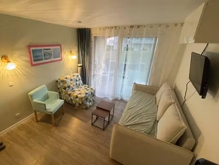 grand studio moderne avec balcon et stationnement