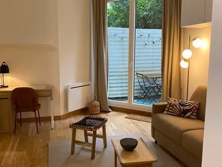 location studio meublé avec terrasse et micro jardin dans immeuble de grand standing