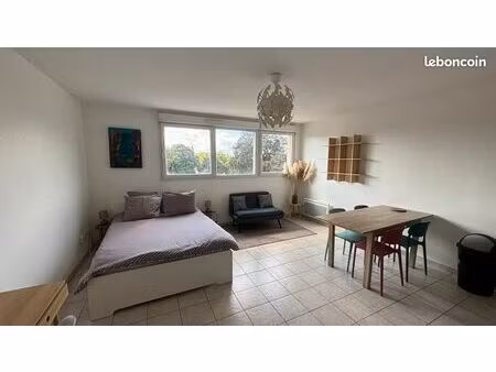 grand studio meublé lumineux