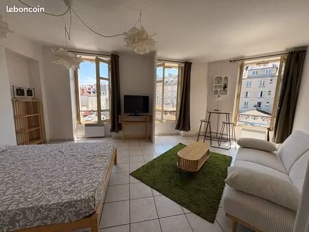 grand studio lumineux avec mobilier neuf