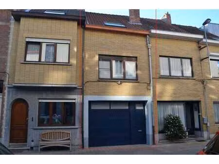maison de ville située au centre avec 2 chambres  garage et