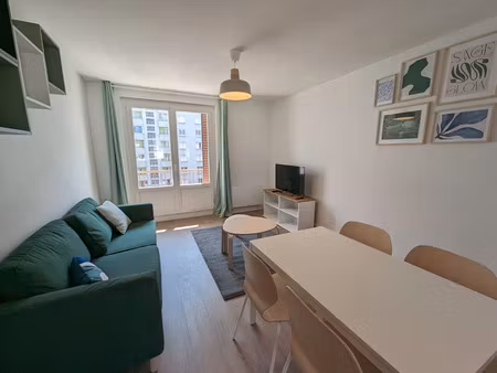 t3 meublé entièrement rénové avec balcon et garage – grenoble