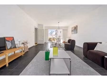 gerenoveerd 2 slkmr appartement van ca 111m2 met ingeslot...
