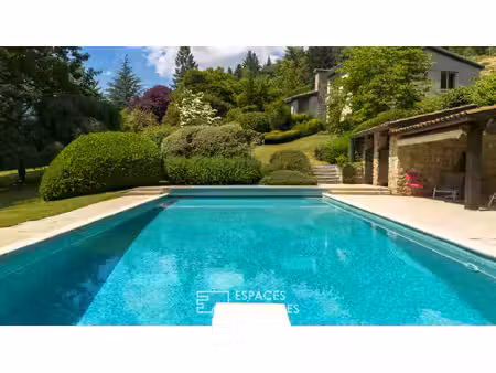 villa d'architecte rénovée des seventies - belles prestations - piscine et jardin remarqua
