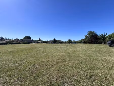 terrain constructible plat et borné de 3 164 m²