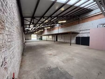 entrepôt d'environ 342 m² situé au centre d'izegem