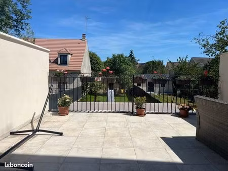 maison entièrement rénovée - centre ville -3 chambres - jardin et véranda
