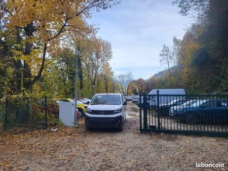 à louer : plateforme de 4 000 m² environ