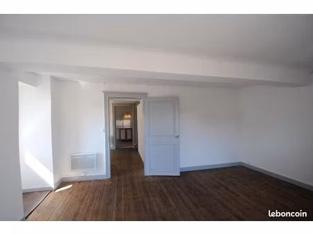 appart t2 de 50 m² + entrée 10 m² agen centre proche marché parking