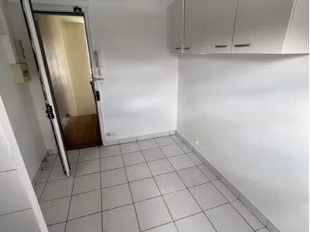 studette avec acenseur et toilette
