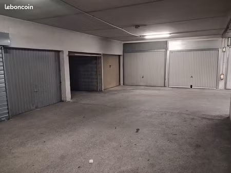 garage ferme dans residence securisee