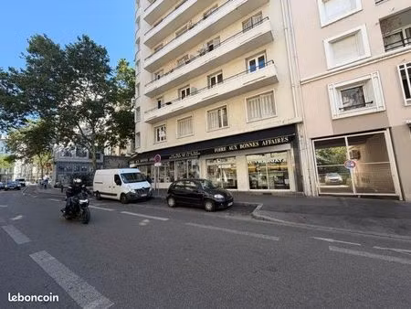 commerce beauté/coiffure 70 m²