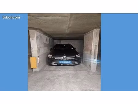 rare- beau parking en plein carré d'or -convient à un 4/4 ou à un suv