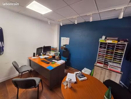 bureau / local professionnel 70 m² avec vitrines et parking
