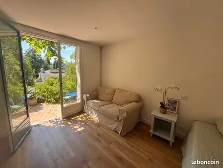 location studio meublé 25 m2 avec terrasse 1 minute du château mouans sartoux