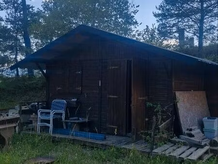 terrain de loisirs avec chalet en bois