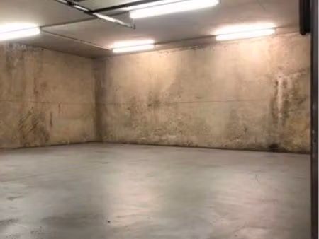 grand garage fermé 42 m2 13010