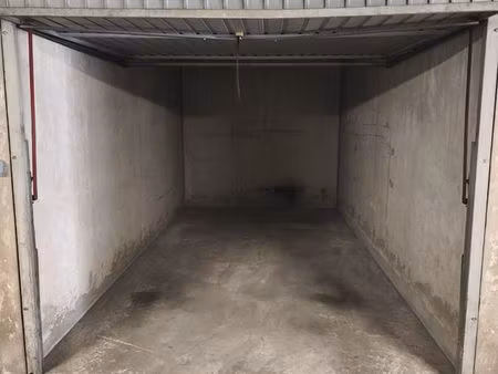 vend box fermé les carrés et les hormes