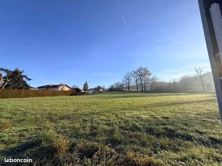 terrain rare à la vente : plat de 700 m² – partiellement viabilisé et idéalement situé