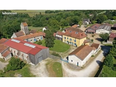 propriété 450 m2 + entrepôt + terrain 3 hectares + dépendances 330 m2
