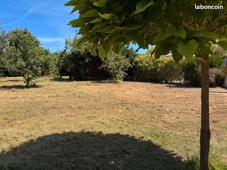 terrain à bâtir 519m² clos et arboré  emplacement très qualitatif avec un environnement ve