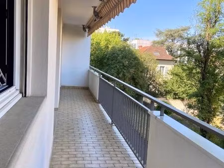 t4 de 75 m² traversant avec balcon  ascenseur et cave