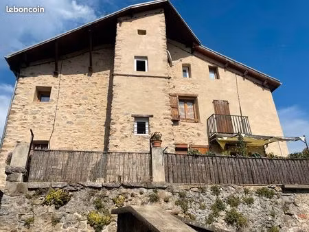 grande maison avec 4 appartements