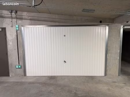 grand garage env 28 m2 électrifié dans résidence sécurisée - divonne centre