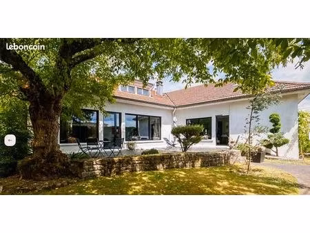 villa d'habitation comprenant deux appartements independants ( t3 et t5plus ) avec jardin 