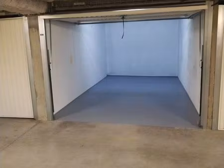 grand garage de 17m2 fermé de standing sécurisé