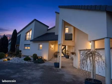 villa 6 pièces de 266 m² avec piscine  terrain arboré de 2571 m²  sans vis-à-vis