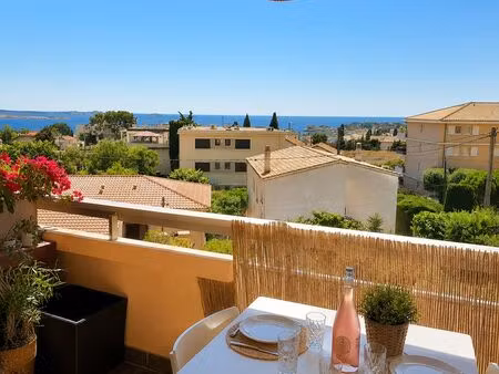 t2 49 m² vue mer – parking – cave – bandol