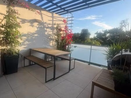 t2 avec terrasse  garage   cave  à 400 m de la mer