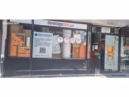 boutique bien placé avec grande vitrine
