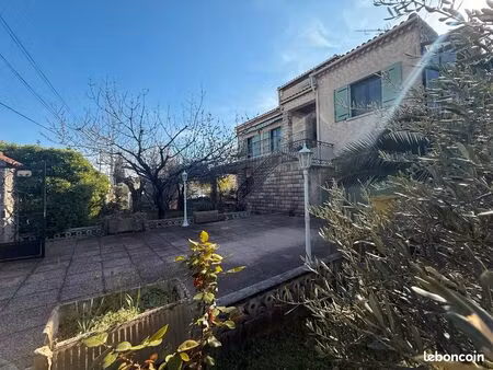 marignane  proche des commodités belle propriété de 185 m²sur 774 m² de terrain comprenant