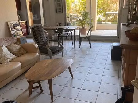 appartement plein centre rue piétonne avec parking