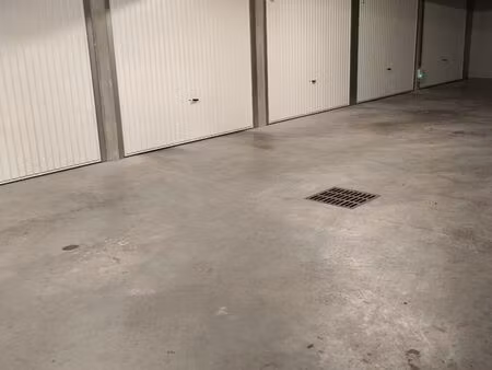 loue garage /box 14m2 650m du métro