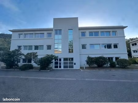 bureau climatisé à louer avec parking