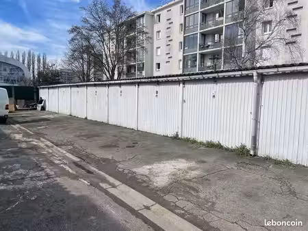 box fermé 13 m² – villeneuve-le-roi – accès facile