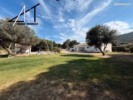 villa plain-pied contemporaine sur son parc entièrement clos et arboré de 5 202 m² avec pi