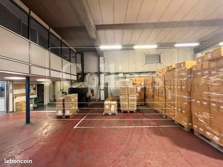 local logistique 1 800 m²