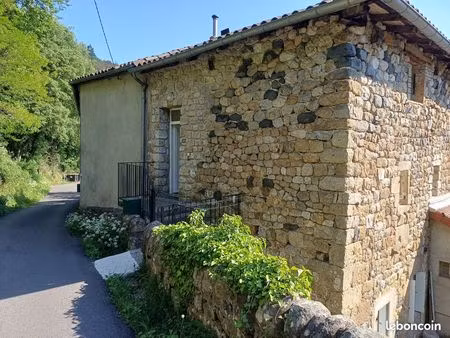 appartement idéalement situé  au calme  dans une authentique maison en pierre