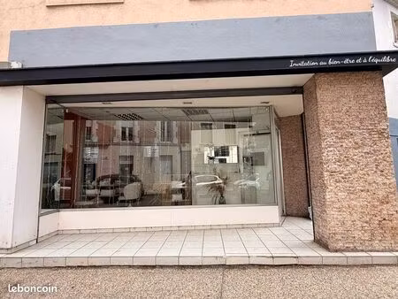 local commercial lumineux avec grande vitrine