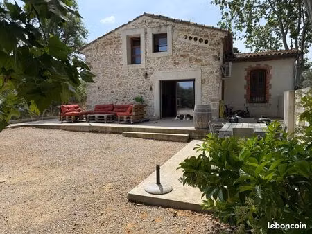 maison en pierre avec grand terrain