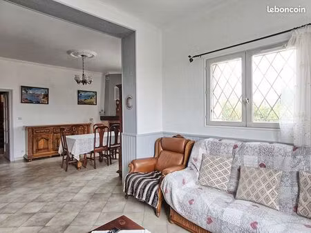 enfin  vous profiterez d'une cave de 20 m2  d'un terrain de 750m²