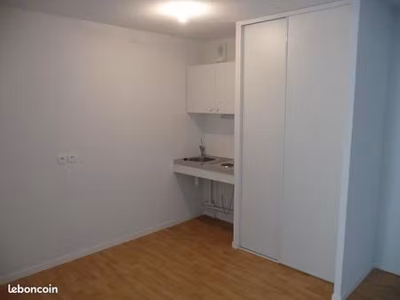 grand studio vue dégagée avec parking